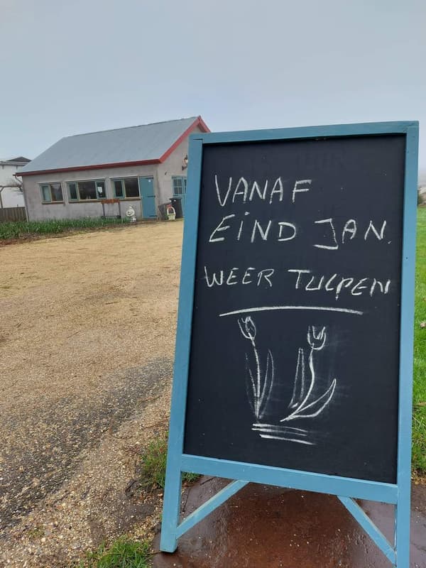 aan de weg bord vanaf